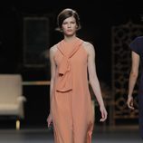 Vestido largo naranja de la colección otoño/invierno 2013/2014 de Juanjo Oliva en Madrid Fashion Week
