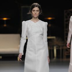 Vestido manga larga blanco de la colección otoño/invierno 2013/2014 de Juanjo Oliva en Madrid Fashion Week