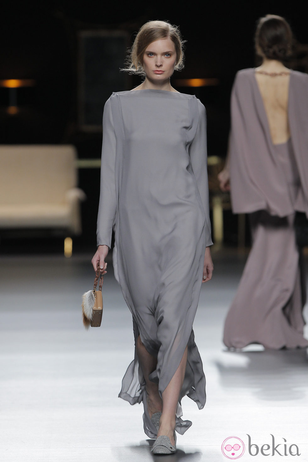 Vestido largo gris perla de la colección otoño/invierno 2013/2014 de Juanjo Oliva en Madrid Fashion Week