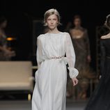 Vestido largo con cadena de la colección otoño/invierno 2013/2014 de Juanjo Oliva en Madrid Fashion Week