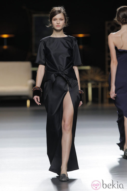 Vestido con obertura de la colección otoño/invierno 2013/2014 de Juanjo Oliva en Madrid Fashion Week