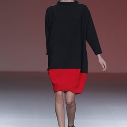 Vestido saco bicolor de la colección otoño/invierno 2013/2014 de A.A. de Amaya Arzuaga en Madrid Fashion Week