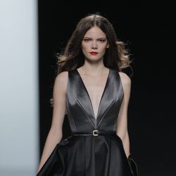 Vestido negro de la colección otoño/invierno 2013/2014 de Ion Fiz en Madrid Fashion Week