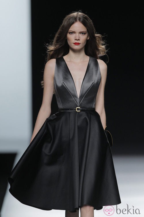 Vestido negro de la colección otoño/invierno 2013/2014 de Ion Fiz en Madrid Fashion Week