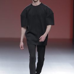 Look masculino en negro de la colección otoño/invierno 2013/2014 de A.A. de Amaya Arzuaga en Madrid Fashion Week