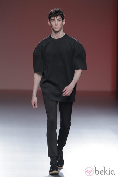 Look masculino en negro de la colección otoño/invierno 2013/2014 de A.A. de Amaya Arzuaga en Madrid Fashion Week