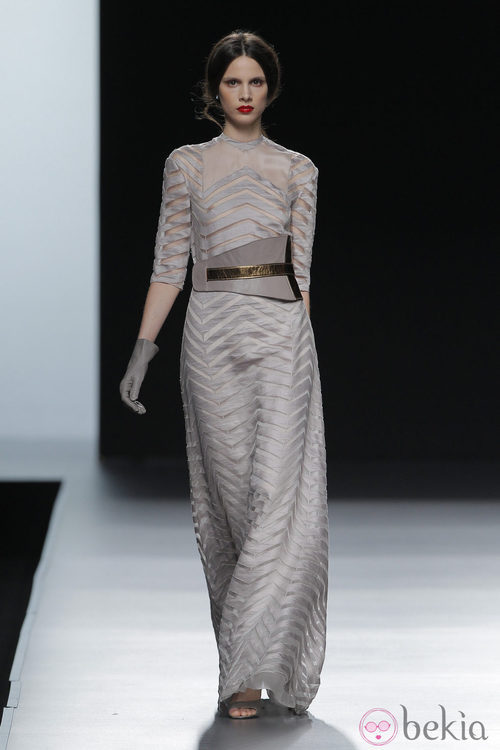 Vestido largo gris de la colección otoño/invierno 2013/2014 de Ion Fiz en Madrid Fashion Week