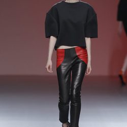 Pantalones negros de cuero de la colección otoño/invierno 2013/2014 de A.A. de Amaya Arzuaga en Madrid Fashion Week