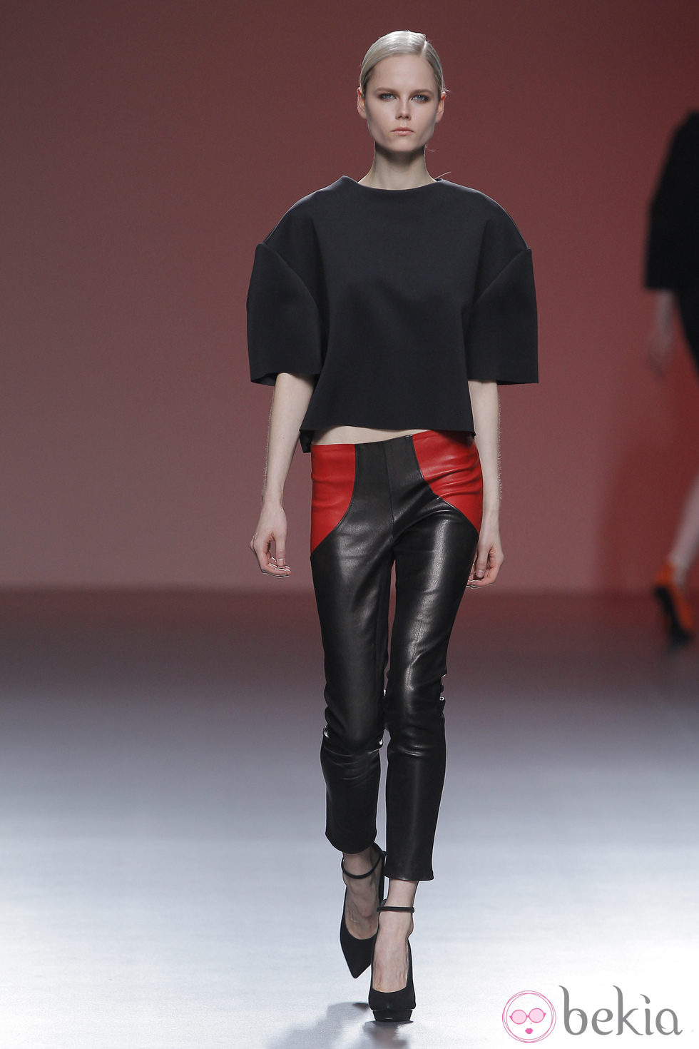 Pantalones negros de cuero de la colección otoño/invierno 2013/2014 de A.A. de Amaya Arzuaga en Madrid Fashion Week