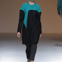 Vestido bicolor negro y verde esmeralda de la colección otoño/invierno 2013/2014 de A.A. de Amaya Arzuaga en Madrid Fashion Week