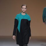 Vestido bicolor negro y verde esmeralda de la colección otoño/invierno 2013/2014 de A.A. de Amaya Arzuaga en Madrid Fashion Week