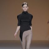 Pantalón beige de cuero de la colección otoño/invierno 2013/2014 de A.A. de Amaya Arzuaga en Madrid Fashion Week