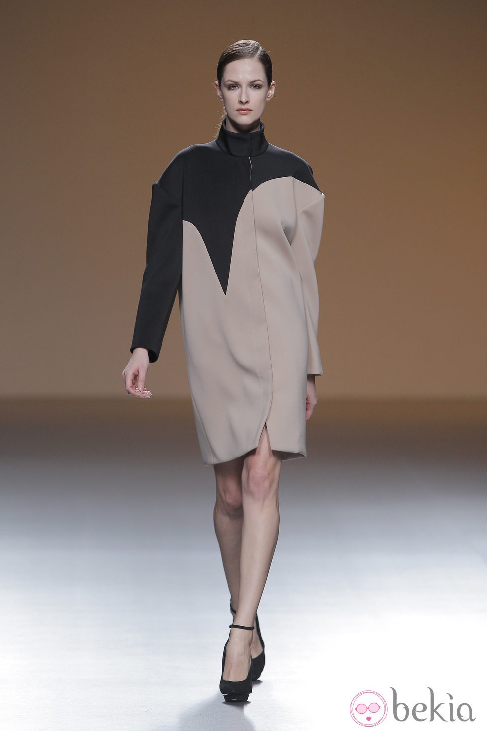 Abrigo beige y negro de la colección otoño/invierno 2013/2014 de A.A. de Amaya Arzuaga en Madrid Fashion Week