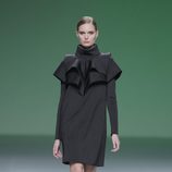 Vestido negro de la colección otoño/invierno 2013/2014 de A.A. de Amaya Arzuaga en Madrid Fashion Week