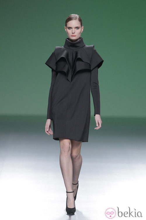 Vestido negro de la colección otoño/invierno 2013/2014 de A.A. de Amaya Arzuaga en Madrid Fashion Week