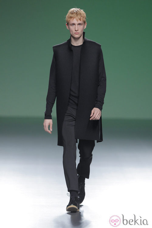 Abrigo negro de la colección otoño/invierno 2013/2014 de A.A. de Amaya Arzuaga en Madrid Fashion Week