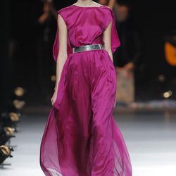 Vestido morado de la colección otoño/invierno 2013/2014 de Duyos en Madrid Fashion Week
