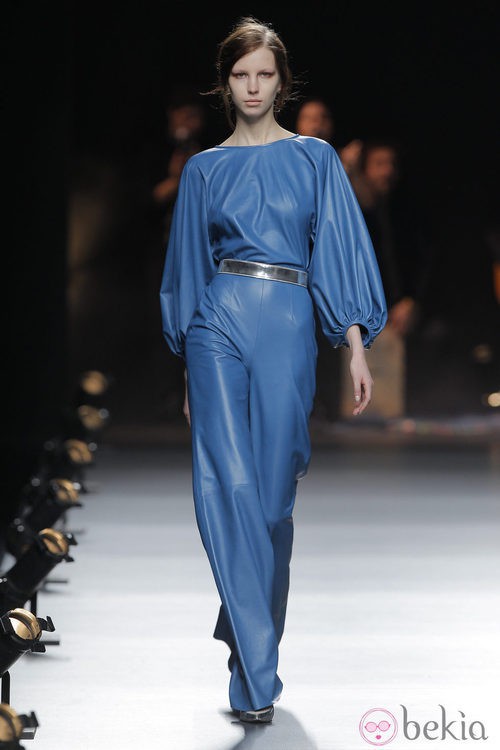 Mono de cuero azul de la colección otoño/invierno 2013/2014 de Duyos en Madrid Fashion Week