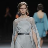 Vestido gris perla de la colección otoño/invierno 2013/2014 de Duyos en Madrid Fashion Week