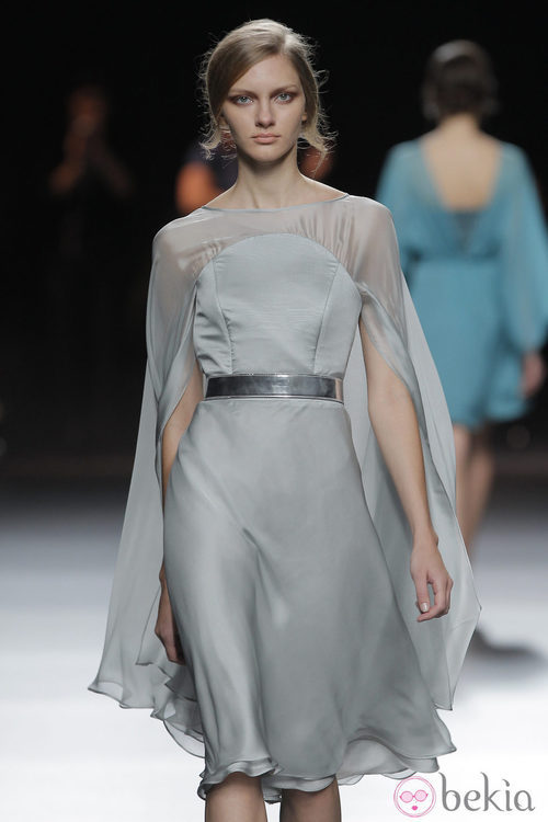 Vestido gris perla de la colección otoño/invierno 2013/2014 de Duyos en Madrid Fashion Week