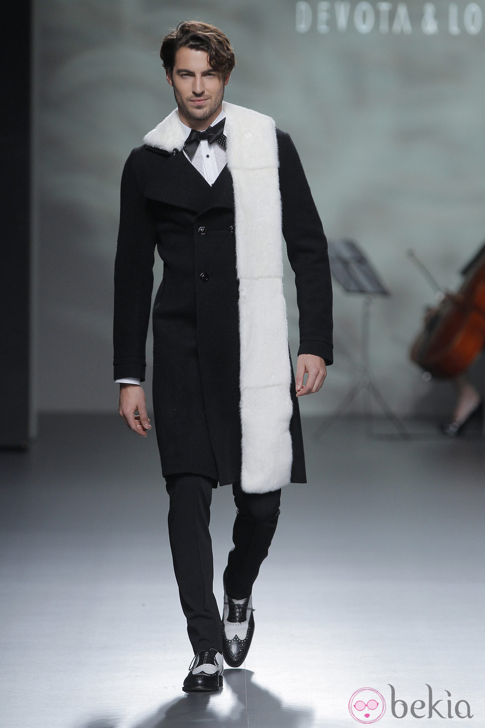 Abrigo negro con estola blanca de la colección otoño/invierno 2013/2014 de Devota & Lomba en Madrid Fashion Week