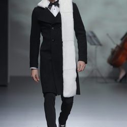 Abrigo negro con estola blanca de la colección otoño/invierno 2013/2014 de Devota & Lomba en Madrid Fashion Week