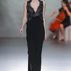 Vestido largo negro de la colección otoño/invierno 2013/2014 de Devota & Lomba en Madrid Fashion Week