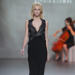 Vestido largo negro de la colección otoño/invierno 2013/2014 de Devota & Lomba en Madrid Fashion Week