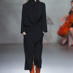 Abrigo negro de la colección otoño/invierno 2013/2014 de Devota & Lomba en Madrid Fashion Week