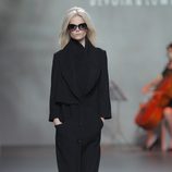 Abrigo negro de la colección otoño/invierno 2013/2014 de Devota & Lomba en Madrid Fashion Week