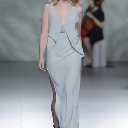 Vestido gris perla con raja de la colección otoño/invierno 2013/2014 de Devota & Lomba en Madrid Fashion Week