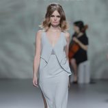 Vestido gris perla con raja de la colección otoño/invierno 2013/2014 de Devota & Lomba en Madrid Fashion Week