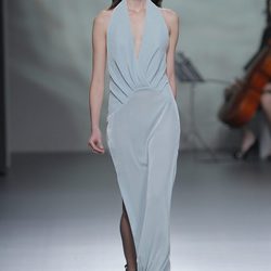Vestido gris perla de la colección otoño/invierno 2013/2014 de Devota & Lomba en Madrid Fashion Week