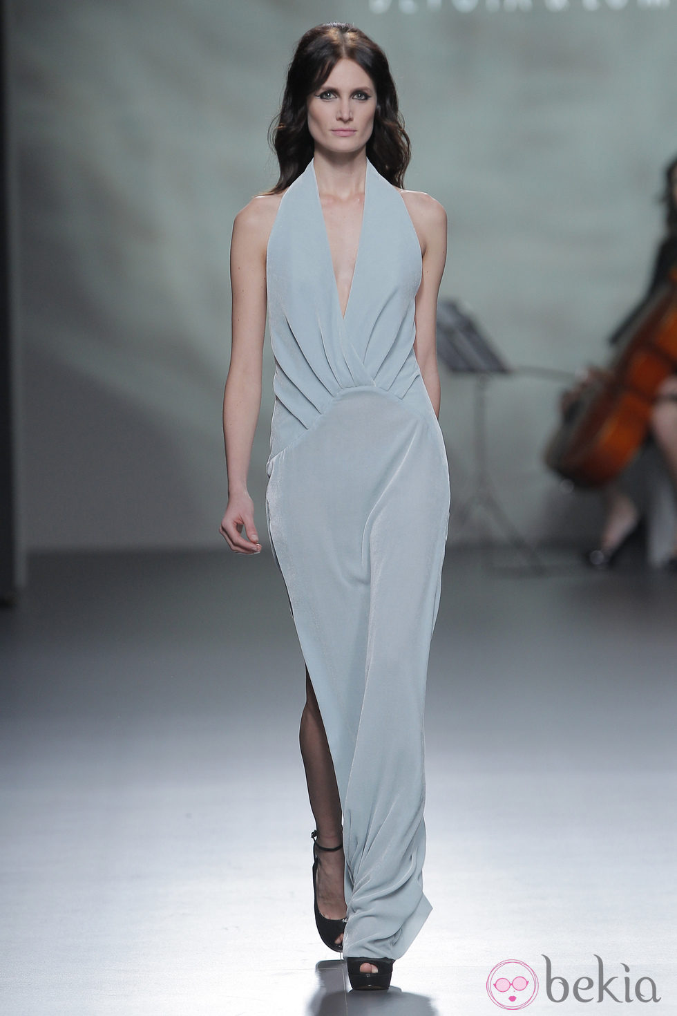 Vestido gris perla de la colección otoño/invierno 2013/2014 de Devota & Lomba en Madrid Fashion Week