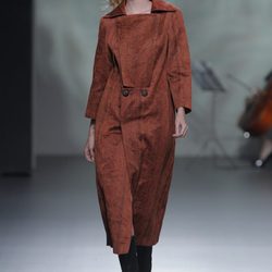 Abrigo color tierra de la colección otoño/invierno 2013/2014 de Devota & Lomba en Madrid Fashion Week