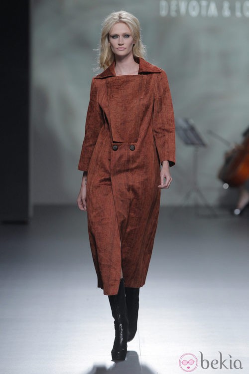 Abrigo color tierra de la colección otoño/invierno 2013/2014 de Devota & Lomba en Madrid Fashion Week