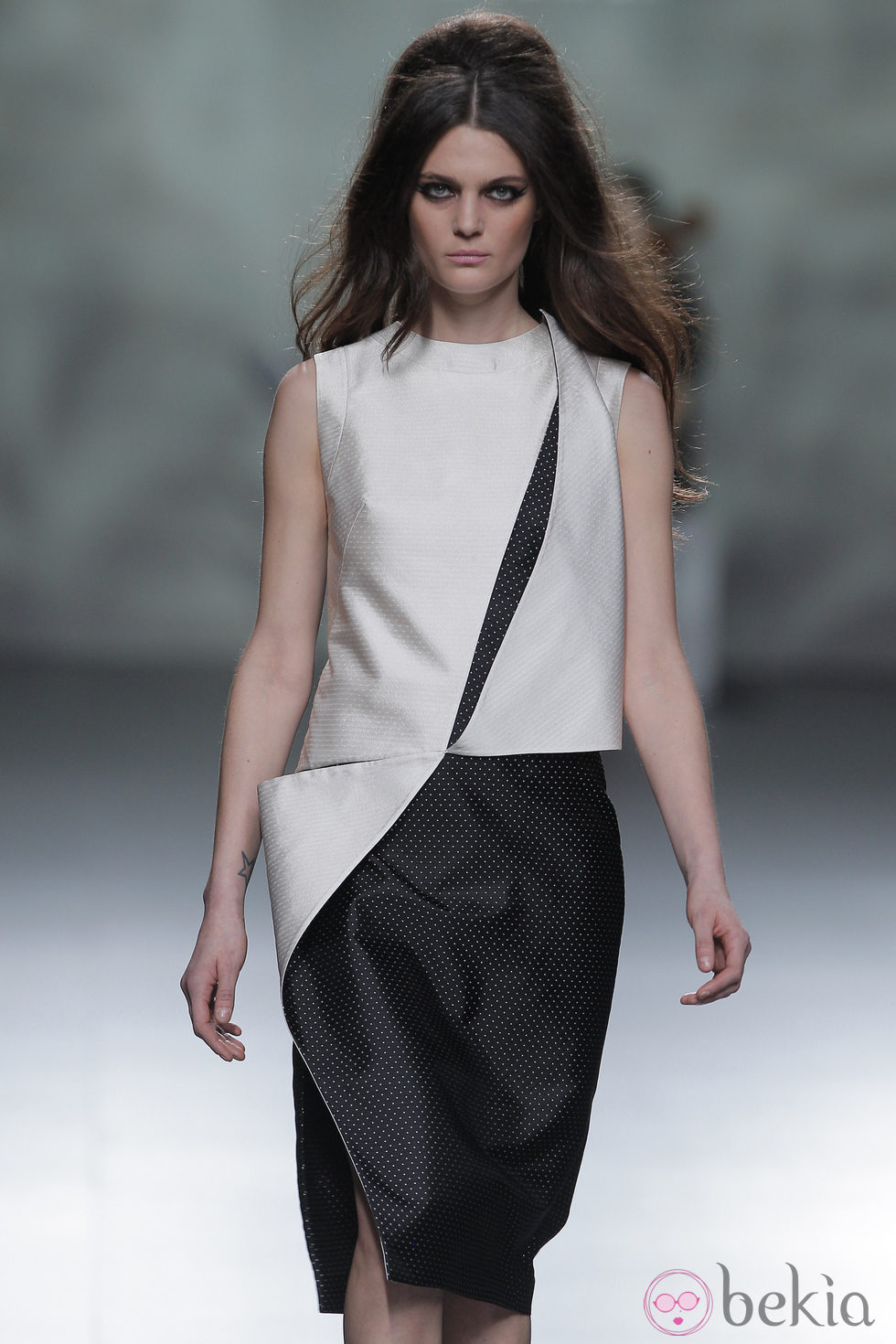 Combinación blanco y negro de la colección otoño/invierno 2013/2014 de Devota & Lomba en Madrid Fashion Week