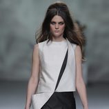 Combinación blanco y negro de la colección otoño/invierno 2013/2014 de Devota & Lomba en Madrid Fashion Week