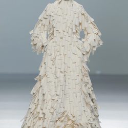 Vestido blanco de la colección otoño/invierno 2013/2014 de Ágatha Ruiz de la Prada en Madrid Fashion Week