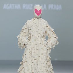 Vestido blanco de la colección otoño/invierno 2013/2014 de Ágatha Ruiz de la Prada en Madrid Fashion Week