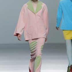 Traje de falda rosa palo de la colección otoño/invierno 2013/2014 de Ágatha Ruiz de la Prada en Madrid Fashion Week