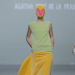 Vestido con falda amarilla de terciopelo de la colección otoño/invierno 2013/2014 de Ágatha Ruiz de la Prada en Madrid Fashion Week