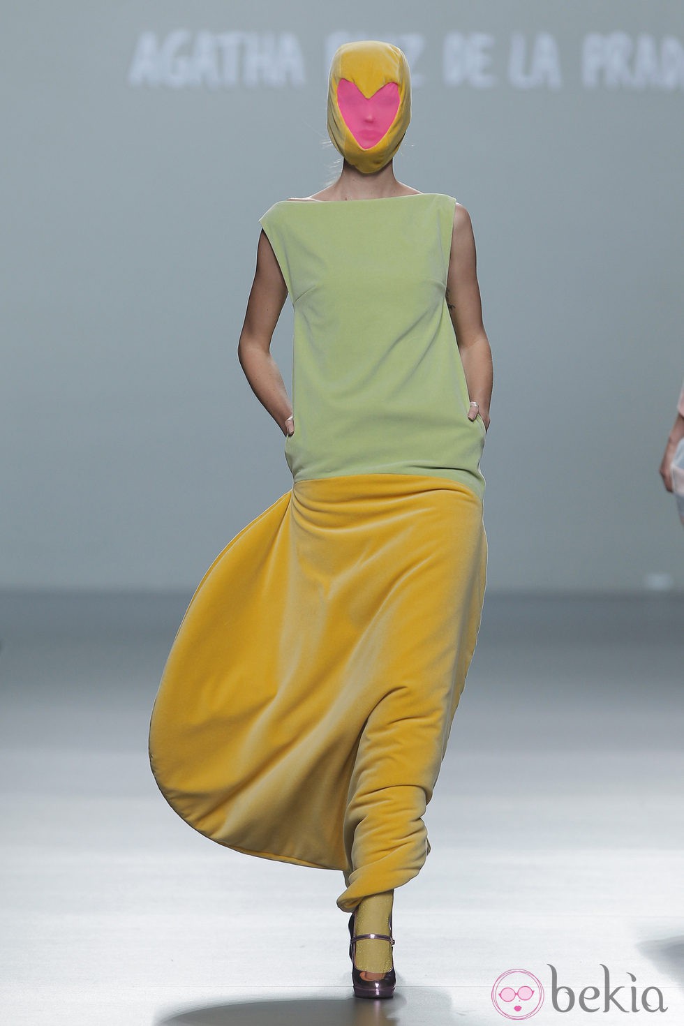 Vestido con falda amarilla de terciopelo de la colección otoño/invierno 2013/2014 de Ágatha Ruiz de la Prada en Madrid Fashion Week