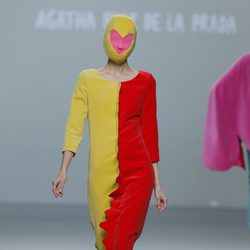 Mono amarillo y rojo de la colección otoño/invierno 2013/2014 de Ágatha Ruiz de la Prada en Madrid Fashion Week