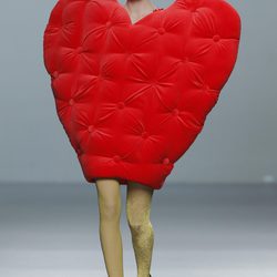 Vestido con forma de corazón de la colección otoño/invierno 2013/2014 de Ágatha Ruiz de la Prada en Madrid Fashion Week