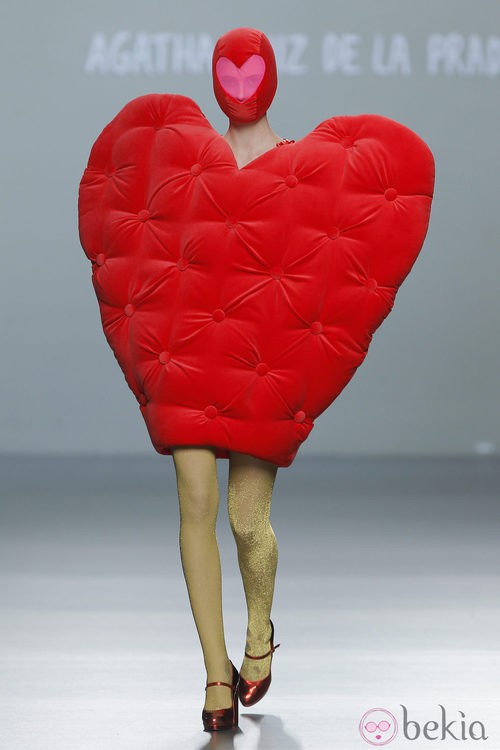 Vestido con forma de corazón de la colección otoño/invierno 2013/2014 de Ágatha Ruiz de la Prada en Madrid Fashion Week