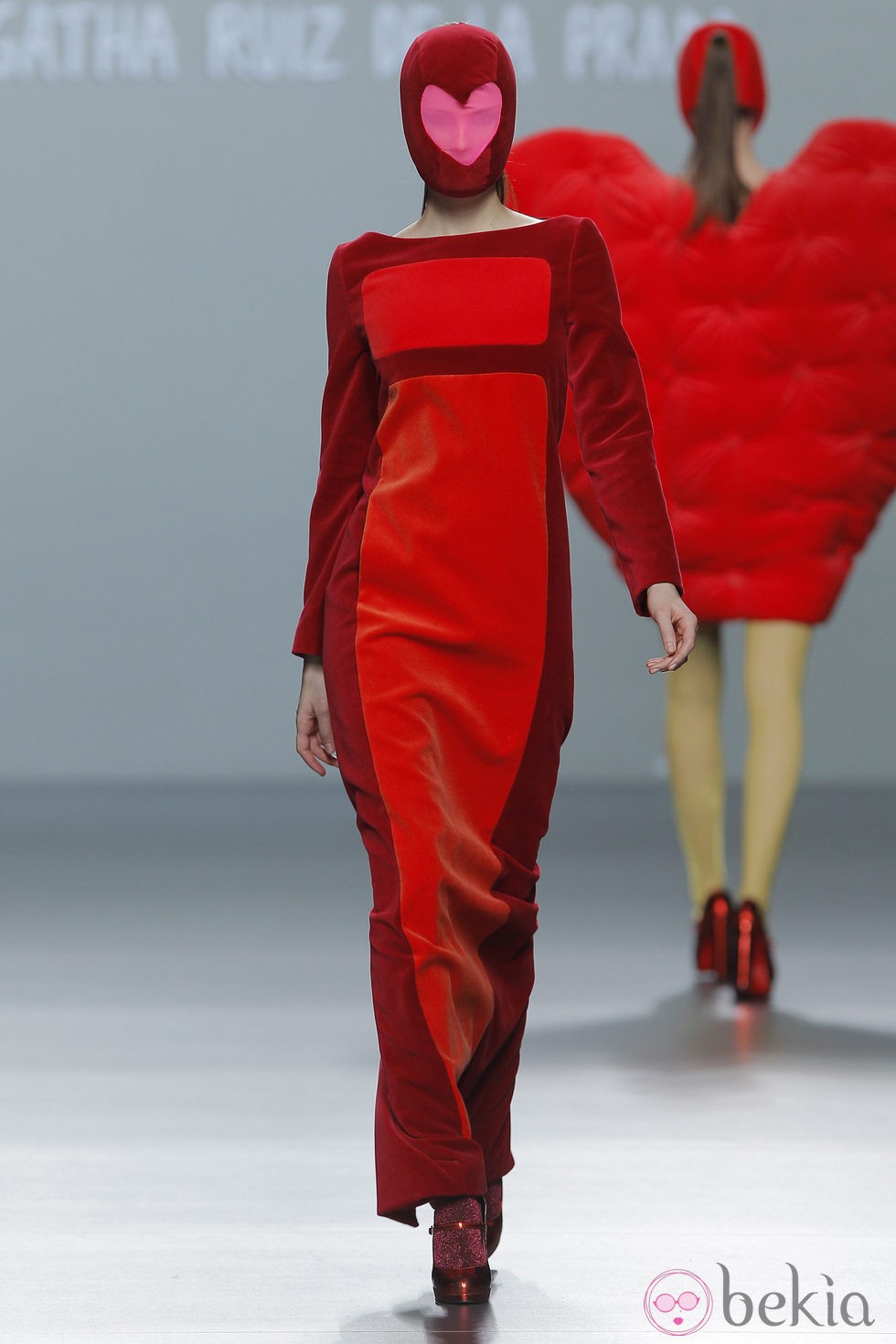 Vestido rojo y granate de la colección otoño/invierno 2013/2014 de Ágatha Ruiz de la Prada en Madrid Fashion Week