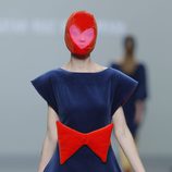 Vestido azul con lazo rojo de la colección otoño/invierno 2013/2014 de Ágatha Ruiz de la Prada en Madrid Fashion Week