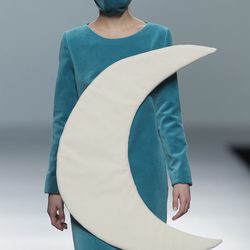 Vestido azul con una luna de la colección otoño/invierno 2013/2014 de Ágatha Ruiz de la Prada en Madrid Fashion Week