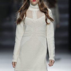 Vestido blanco de punto de la colección otoño/invierno 2013/2014 de Sita Murt en Madrid Fashion Week